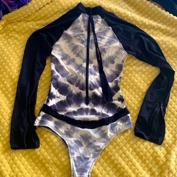 Rip curl surf suit.  Tie dye. Zipper in back with sexy mesh details. - Picture 3 of 6